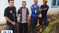 Petugas Damkar Unit 3 Condong bersama warga yang bermukim di sebelah KUA Gading